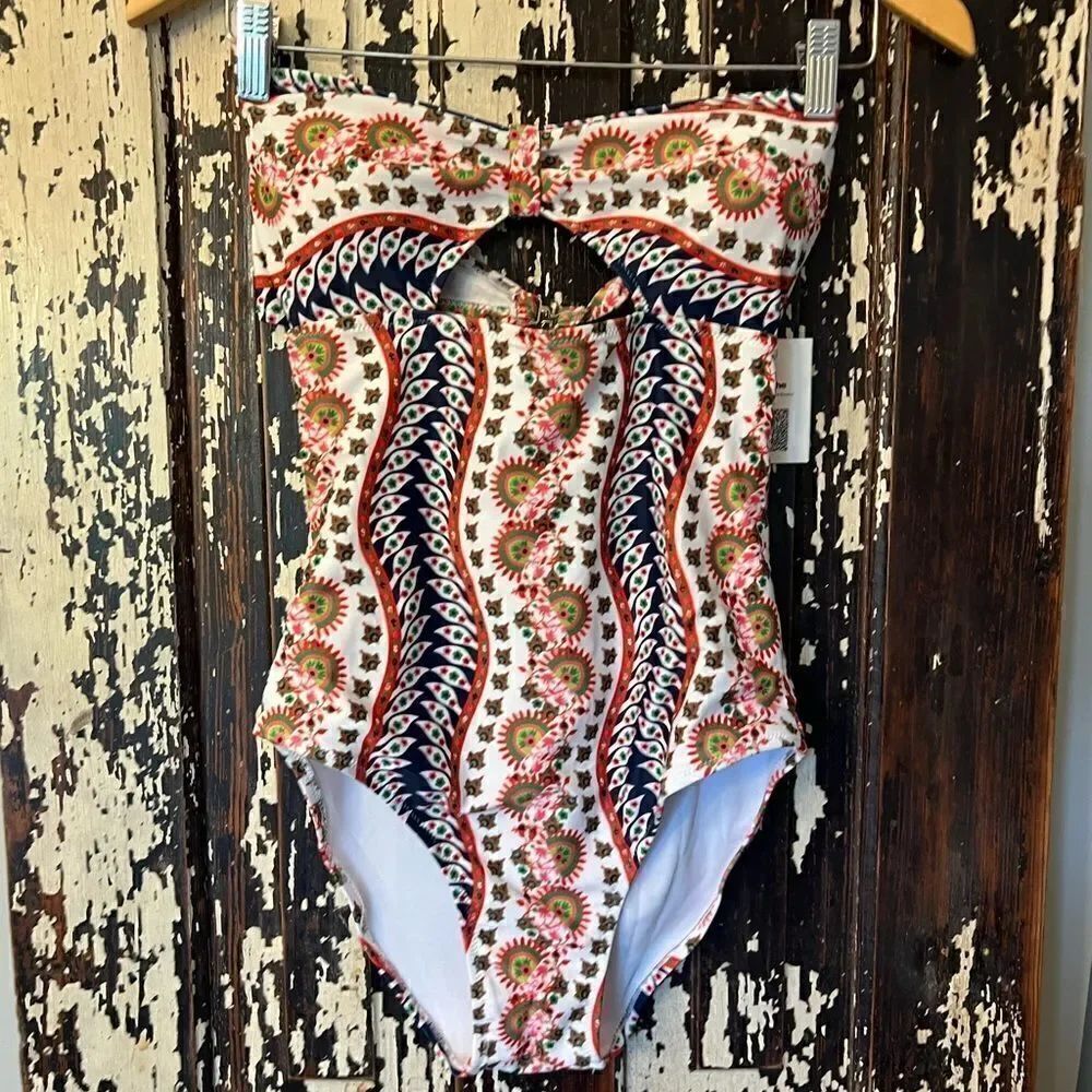 NWT Cupshe women’s cut out one piece swimsuit. Size small.